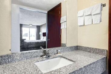 هتل Quality Inn