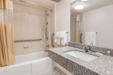 هتل Quality Inn