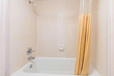 هتل Quality Inn