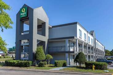 هتل Quality Inn Near Fort Liberty