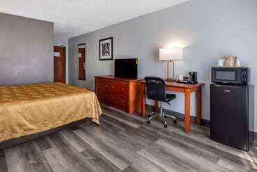 هتل Quality Inn Near Fort Liberty