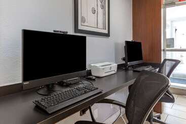 هتل Quality Inn Near Fort Liberty