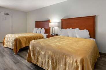 هتل Quality Inn Near Fort Liberty