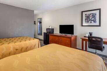 هتل Quality Inn Near Fort Liberty