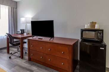 هتل Quality Inn Near Fort Liberty