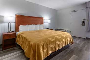 هتل Quality Inn Near Fort Liberty