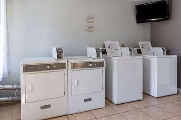 هتل Quality Inn Near Fort Liberty