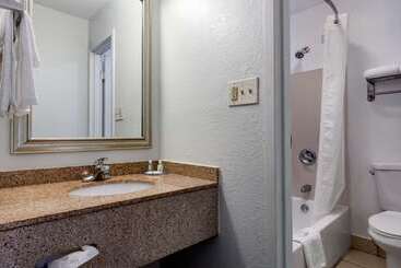 هتل Quality Inn Near Fort Liberty