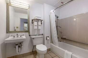 هتل Quality Inn Near Fort Liberty