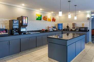 هتل Quality Inn Near Fort Liberty