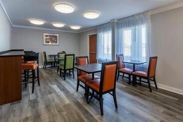 هتل Quality Inn Near Fort Liberty