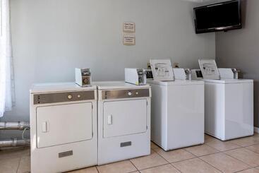هتل Quality Inn Near Fort Liberty