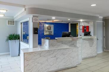 هتل Quality Inn Near Fort Liberty