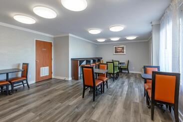 هتل Quality Inn Near Fort Liberty