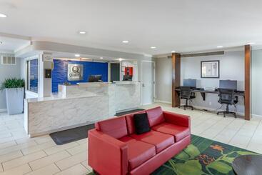 هتل Quality Inn Near Fort Liberty