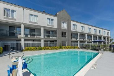 هتل Quality Inn Near Fort Liberty