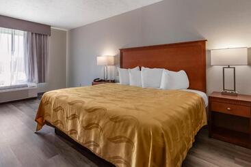 هتل Quality Inn Near Fort Liberty