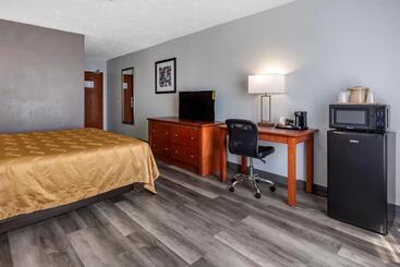 هتل Quality Inn Near Fort Liberty