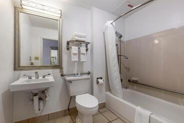 هتل Quality Inn Near Fort Liberty