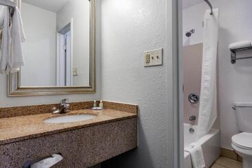 هتل Quality Inn Near Fort Liberty