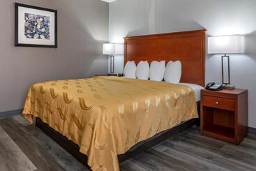 هتل Quality Inn Near Fort Liberty