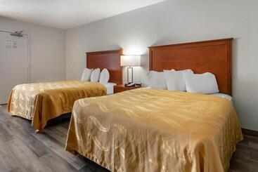 هتل Quality Inn Near Fort Liberty