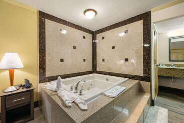 هتل Hibiscus Inn & Suites
