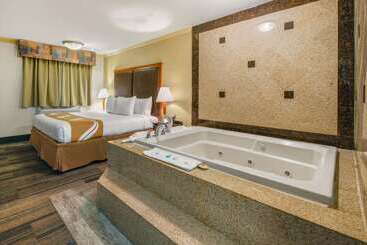 هتل Hibiscus Inn & Suites