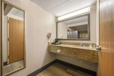 هتل Hibiscus Inn & Suites