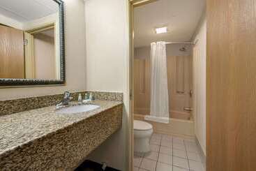 هتل Hibiscus Inn & Suites