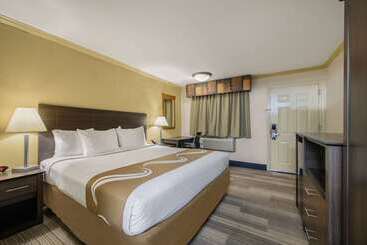 هتل Hibiscus Inn & Suites