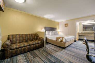 هتل Hibiscus Inn & Suites