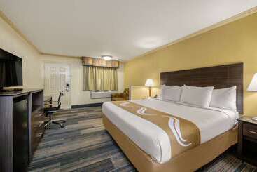هتل Hibiscus Inn & Suites