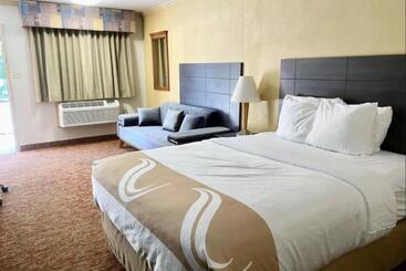 هتل Hibiscus Inn & Suites