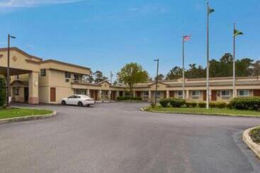 هتل Hibiscus Inn & Suites