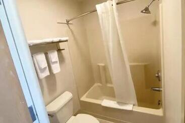 هتل Hibiscus Inn & Suites