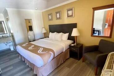 هتل Hibiscus Inn & Suites