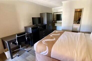 هتل Hibiscus Inn & Suites