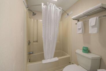 هتل Hibiscus Inn & Suites