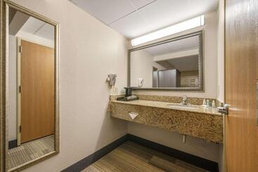 هتل Hibiscus Inn & Suites