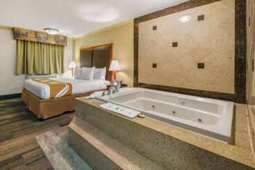 هتل Hibiscus Inn & Suites