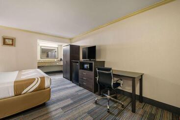 هتل Hibiscus Inn & Suites