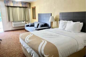 هتل Hibiscus Inn & Suites