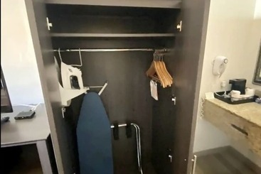 هتل Hibiscus Inn & Suites
