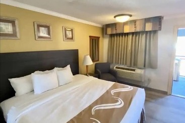 هتل Hibiscus Inn & Suites