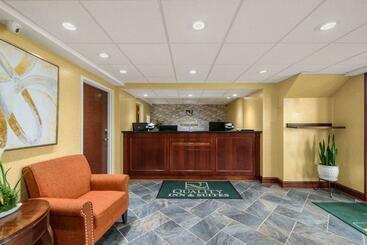 هتل Hibiscus Inn & Suites