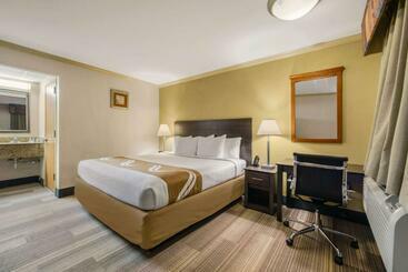 هتل Hibiscus Inn & Suites