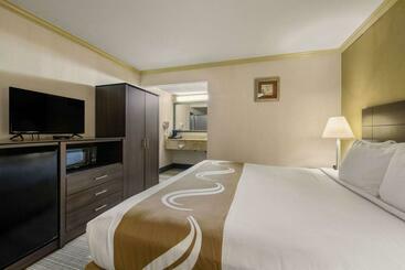 هتل Hibiscus Inn & Suites
