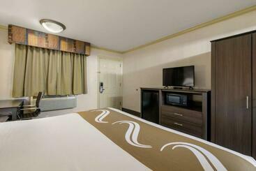 هتل Hibiscus Inn & Suites