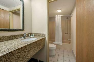 هتل Hibiscus Inn & Suites